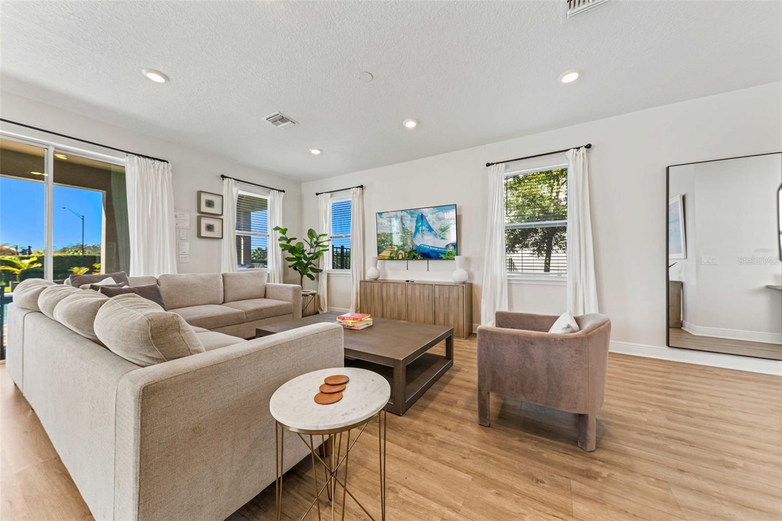 Image 4 of 58 For 284 Southfield Street