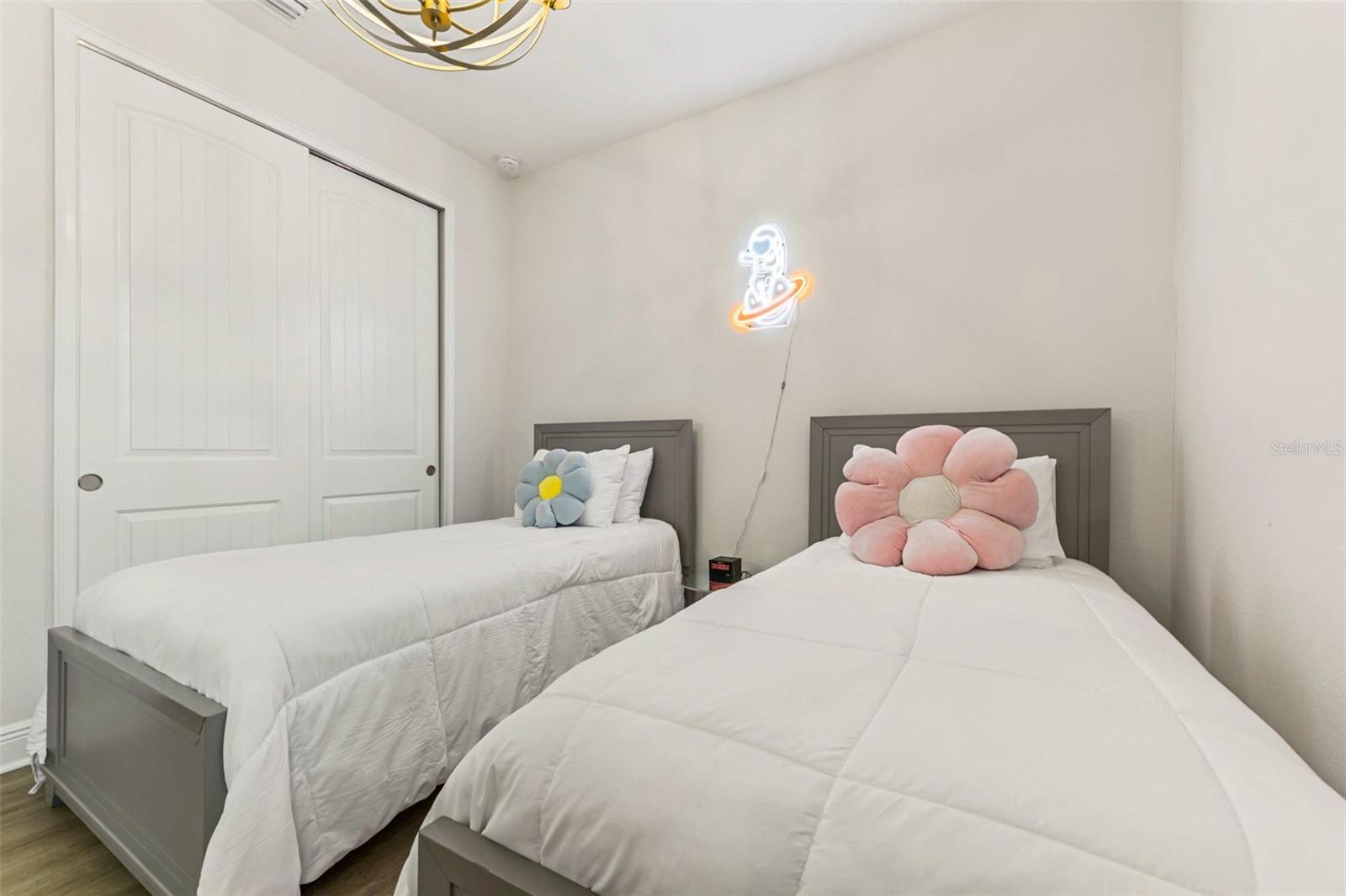 Image 40 of 58 For 284 Southfield Street