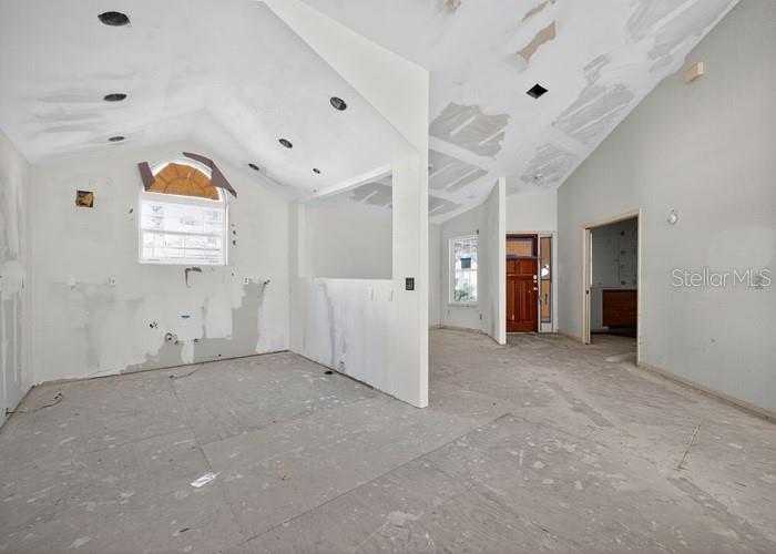 Listing photo id 8 for 2921 La Concha Drive