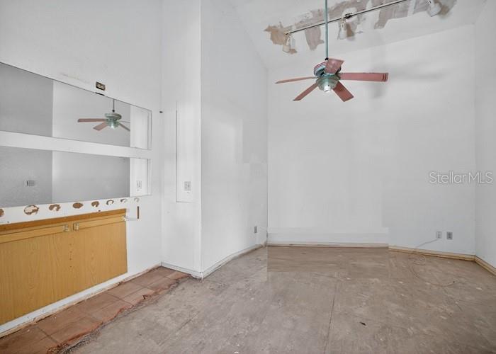 Listing photo id 11 for 2921 La Concha Drive