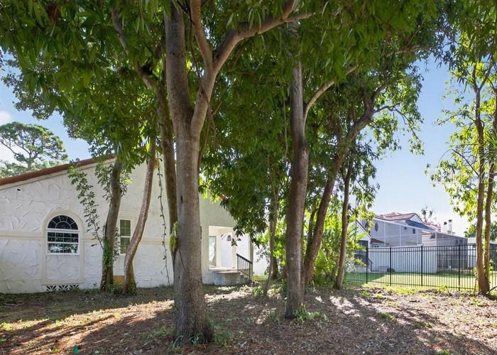 Listing photo id 1 for 2921 La Concha Drive