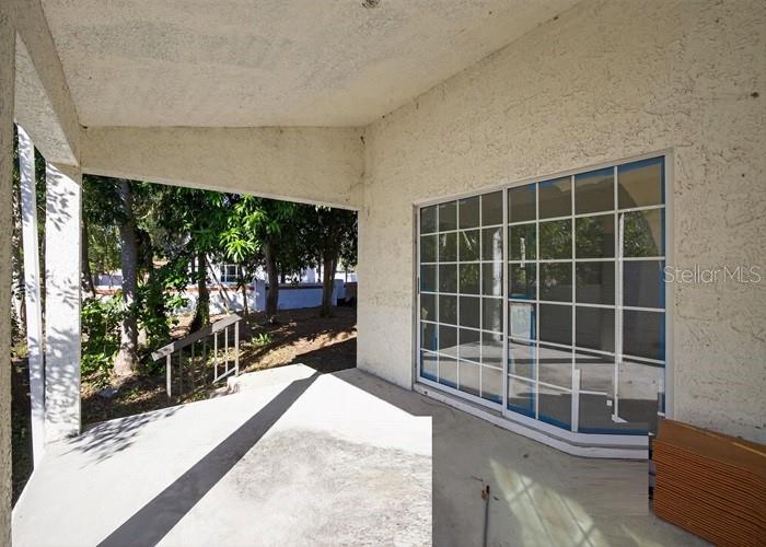 Listing photo id 2 for 2921 La Concha Drive