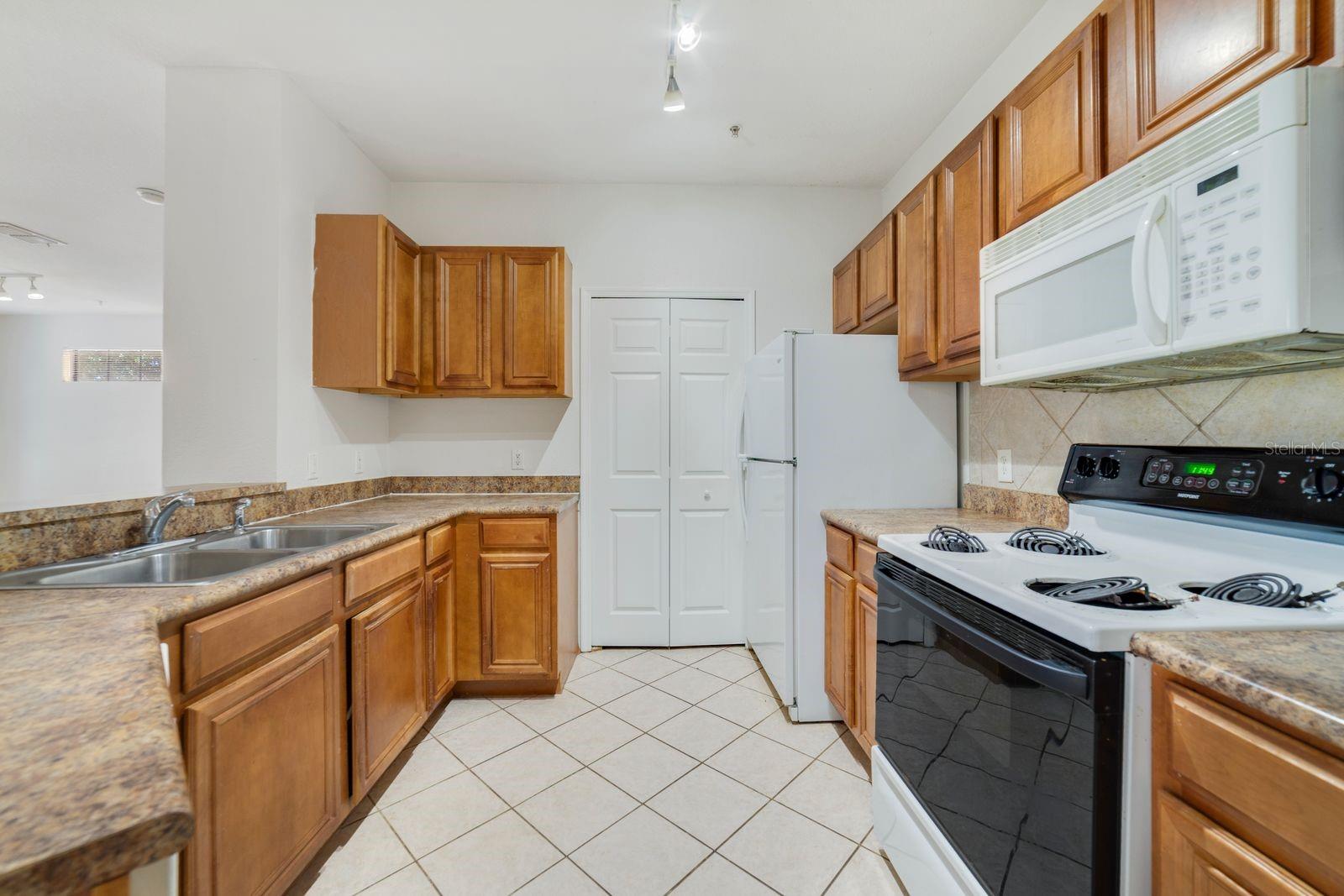 Image 12 of 21 For 6159 Metrowest Boulevard 204