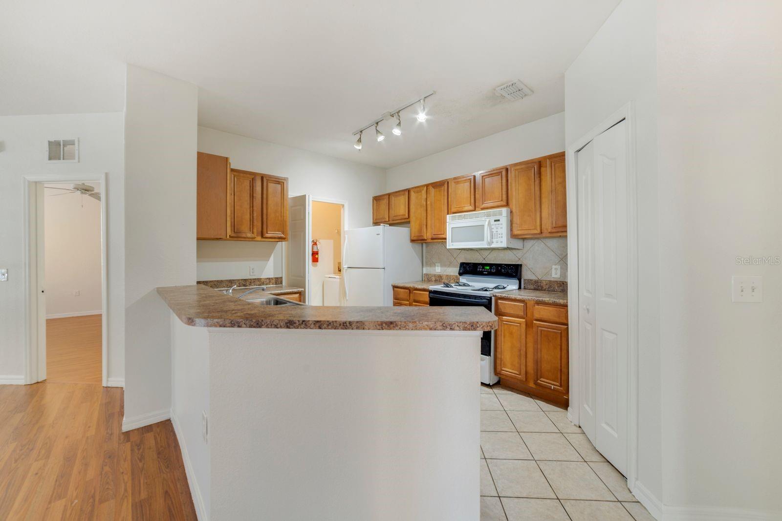 Image 6 of 21 For 6159 Metrowest Boulevard 204