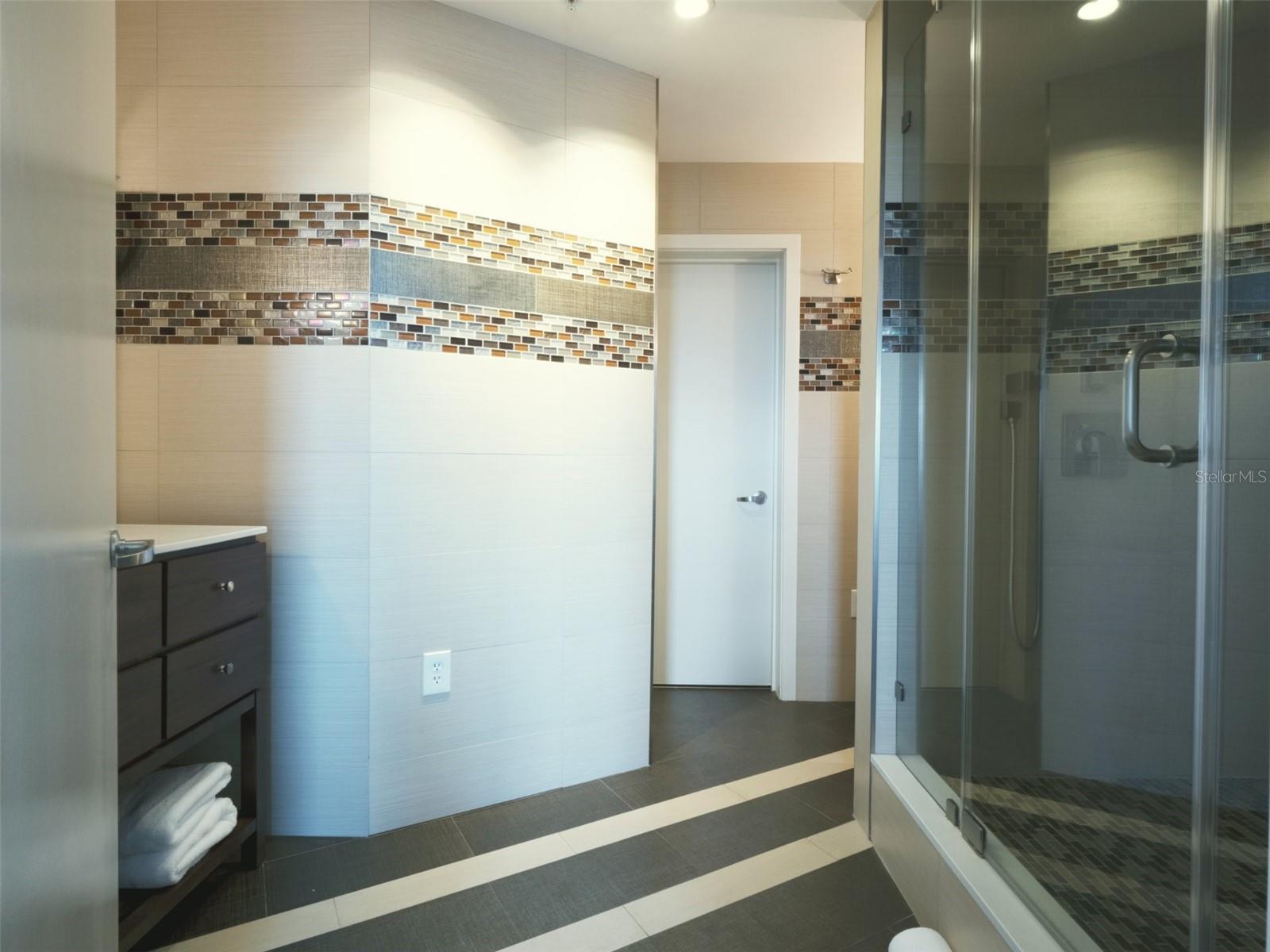 Image 26 of 65 For 525 Jackson Street