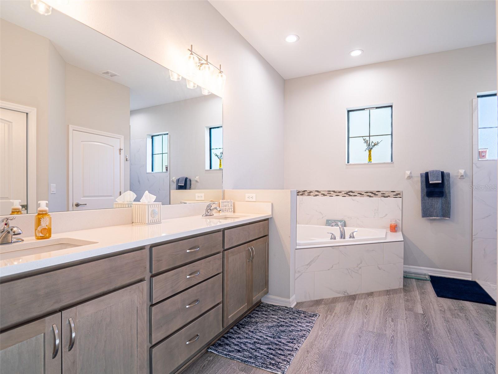 Listing photo id 17 for 7 Eugenia Court W