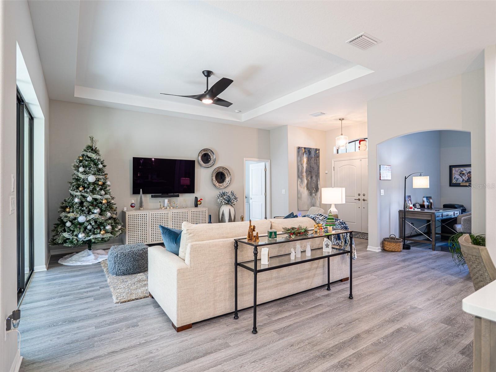 Listing photo id 7 for 7 Eugenia Court W