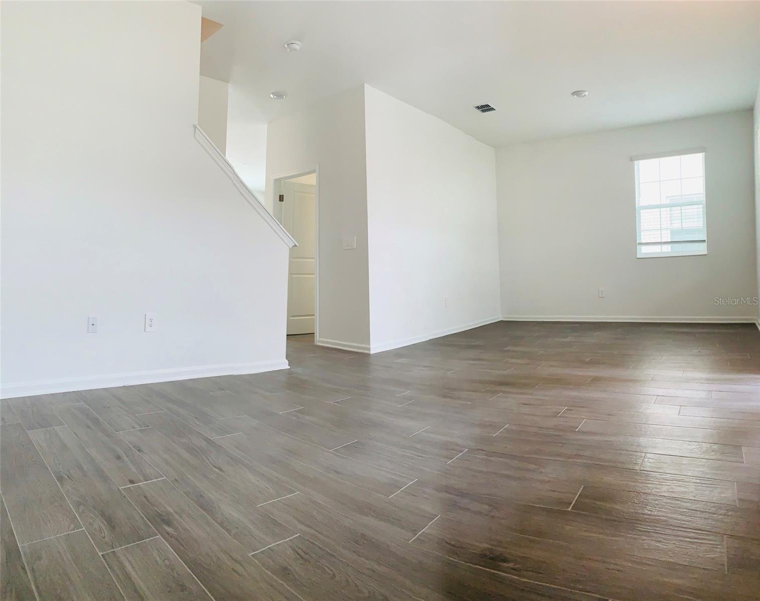 Image 3 of 53 For 10672 Words Drive