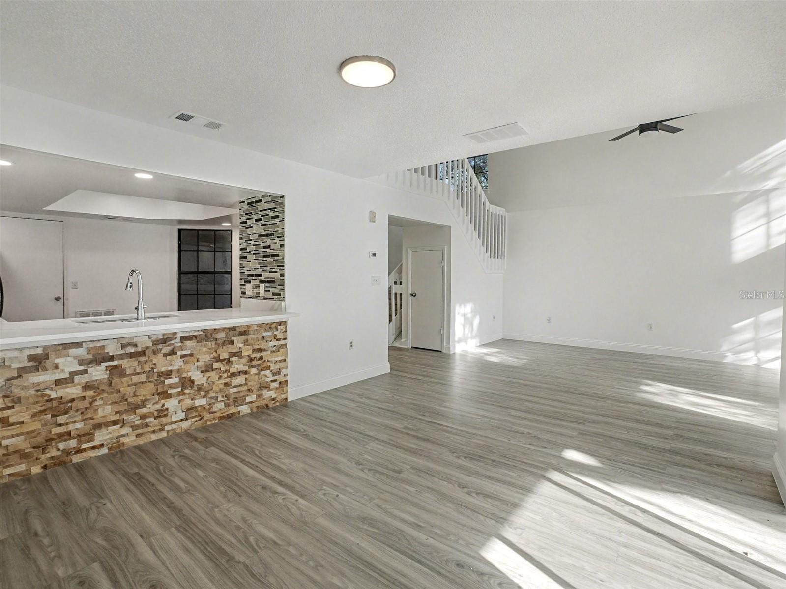 Image 17 of 42 For 1196 Indian Bluff