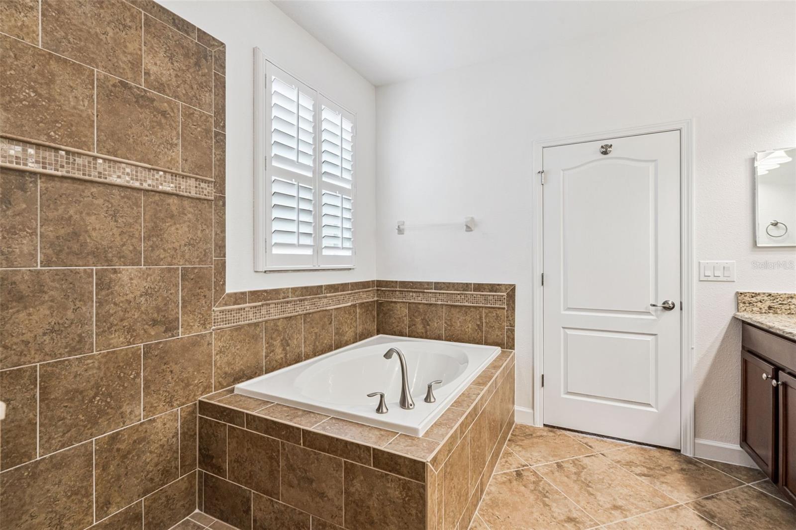 Image 9 of 41 For 3574 La Jolla Drive