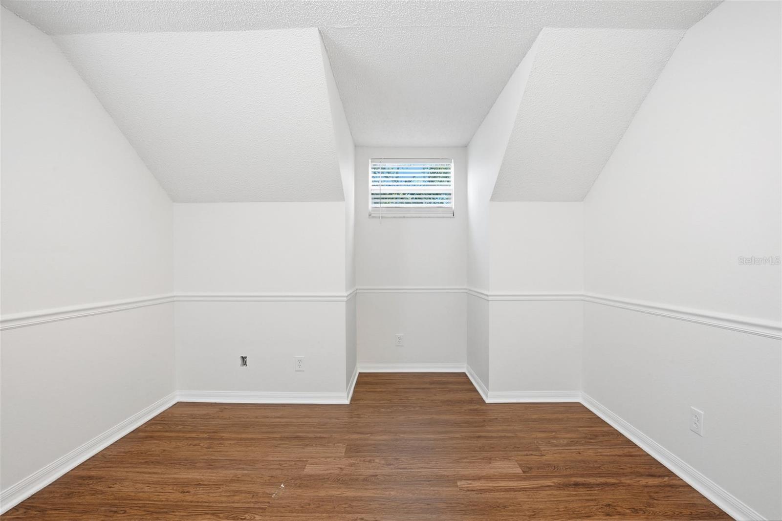 Listing photo id 24 for 622 Cape Cod Circle