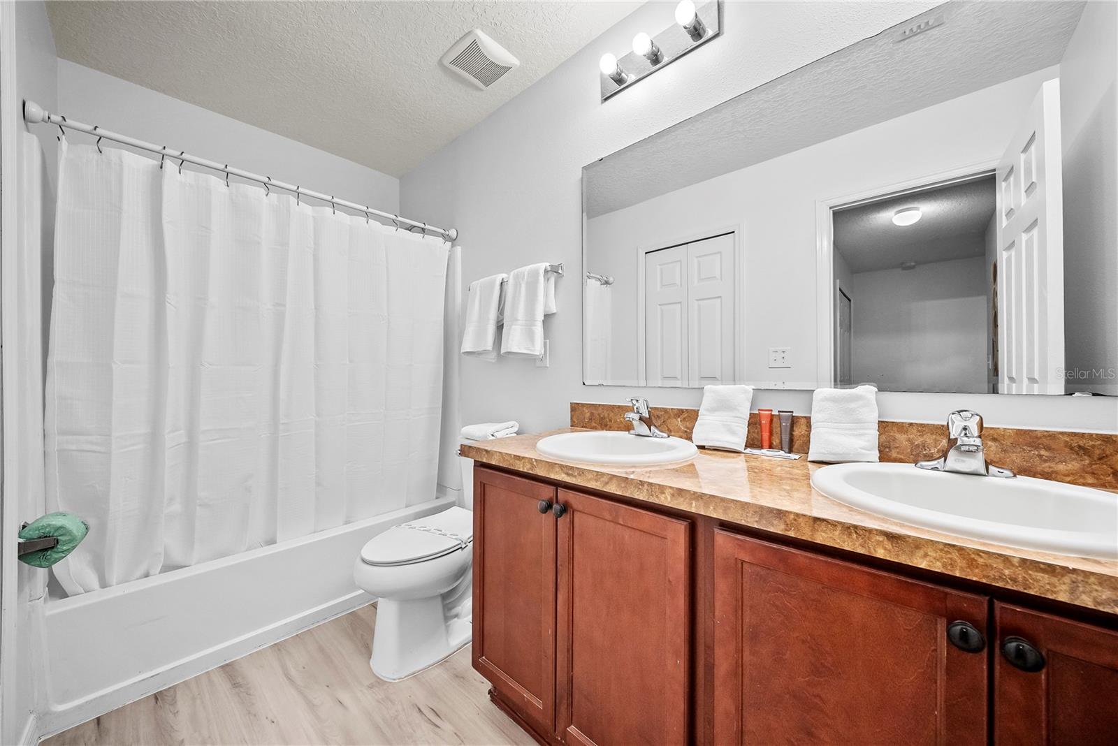 Image 37 of 66 For 4736 Blue Diamond Street