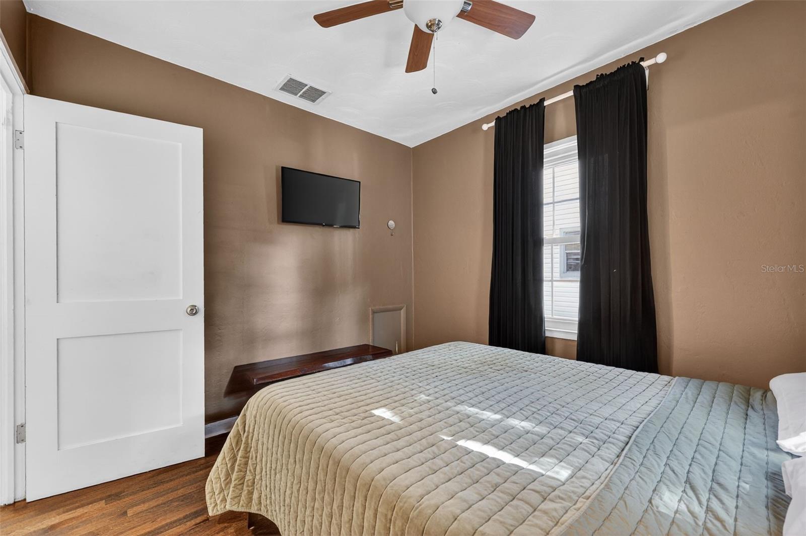 Image 21 of 33 For 1209 Crenshaw Street