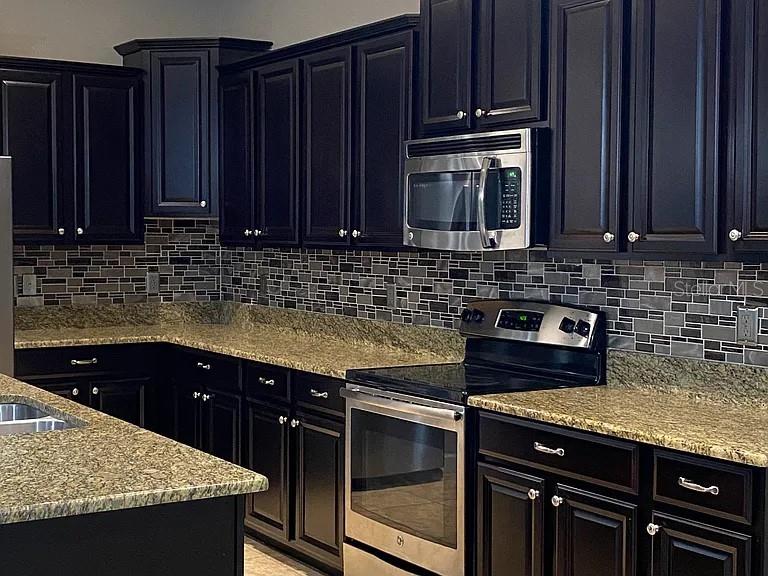 Image 4 of 8 For 2252 Grantham Avenue