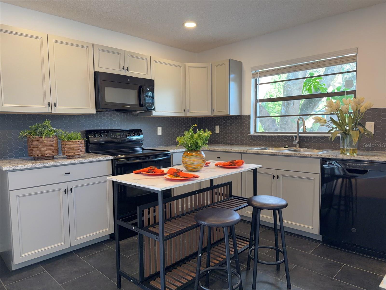 Image 6 of 24 For 2 Shine Avenue