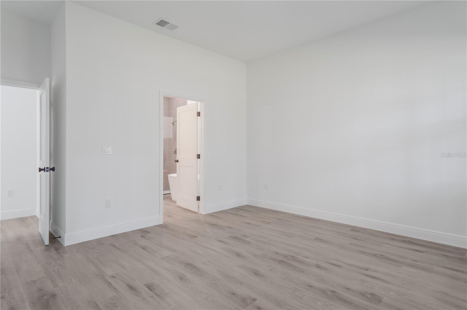 Image 17 of 51 For 1915 Linden Drive