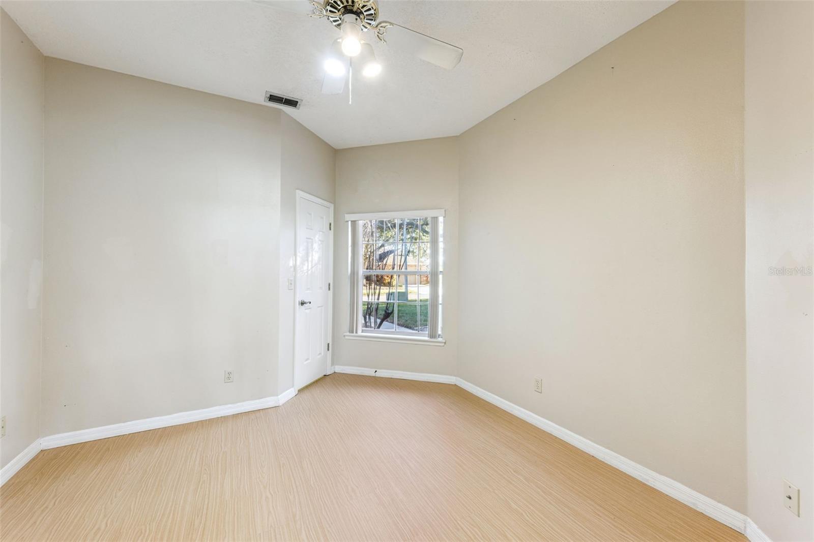 Image 14 of 32 For 472 Arrowmount Place