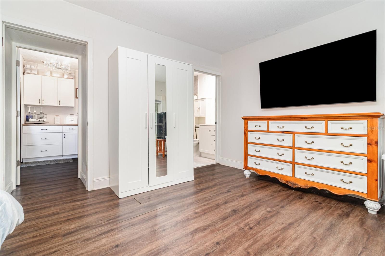 Image 22 of 51 For 1099 Grove Avenue