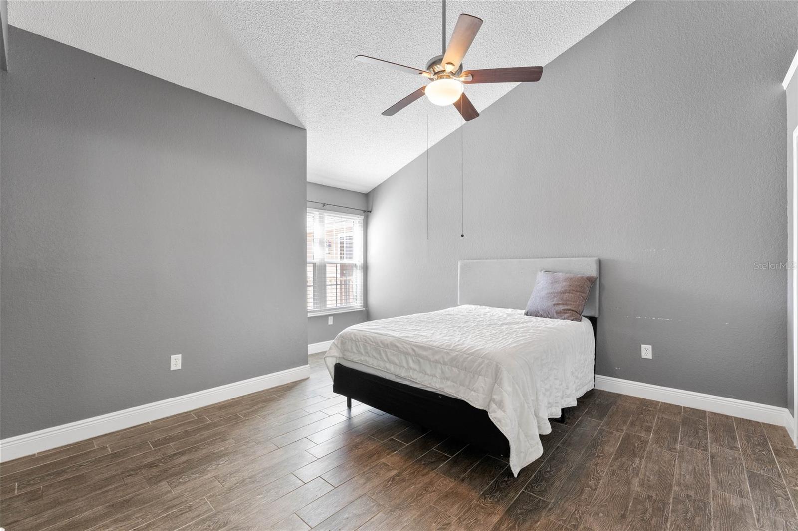 Image 13 of 22 For 660 Youngstown  282