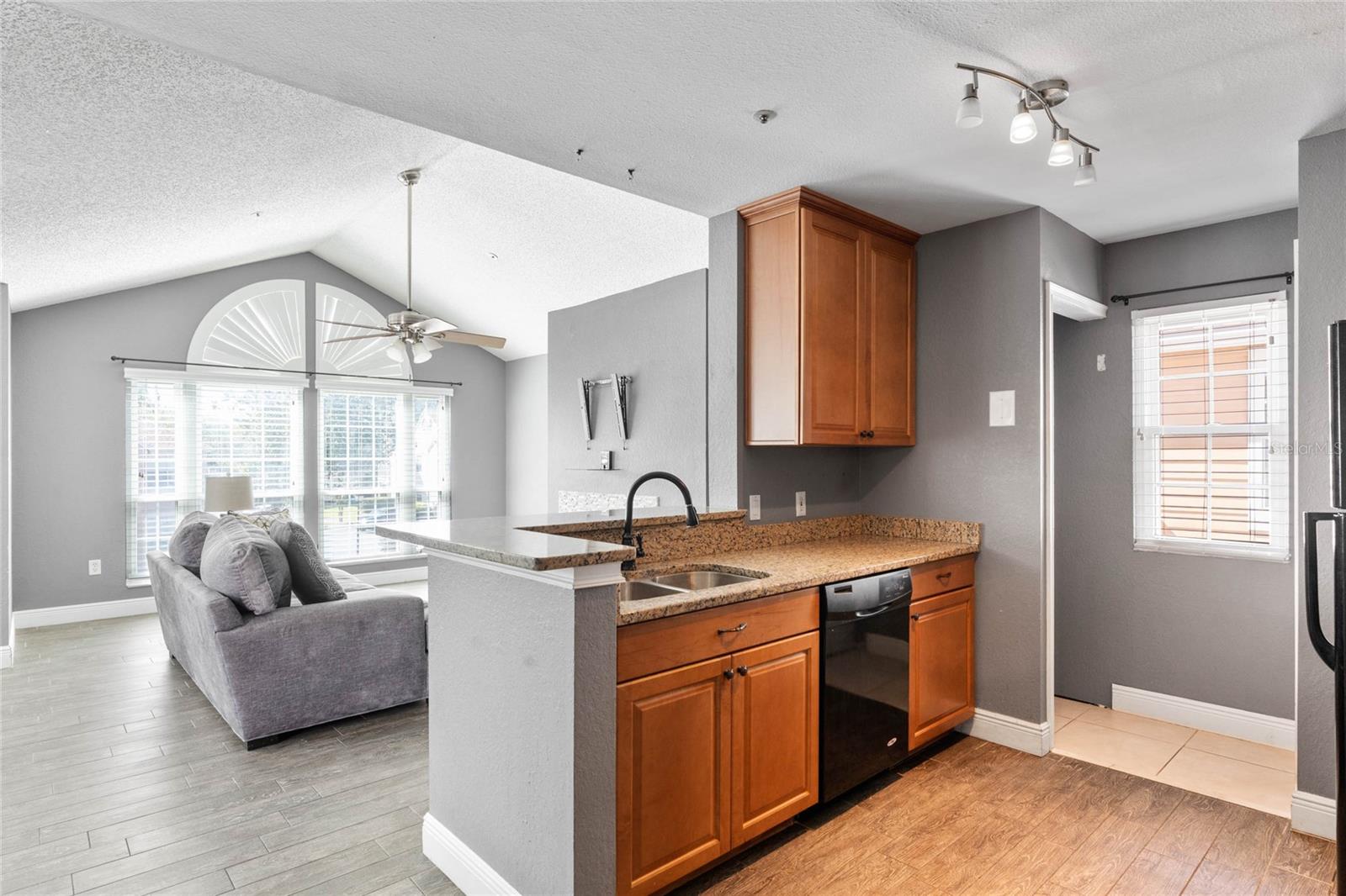 Image 6 of 22 For 660 Youngstown  282