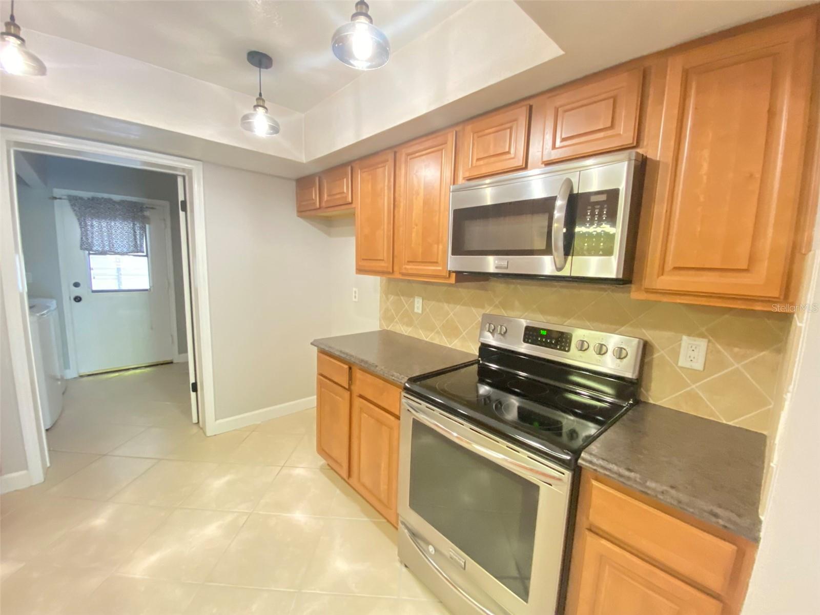 Image 13 of 32 For 1718 Gulfview Drive 429 B