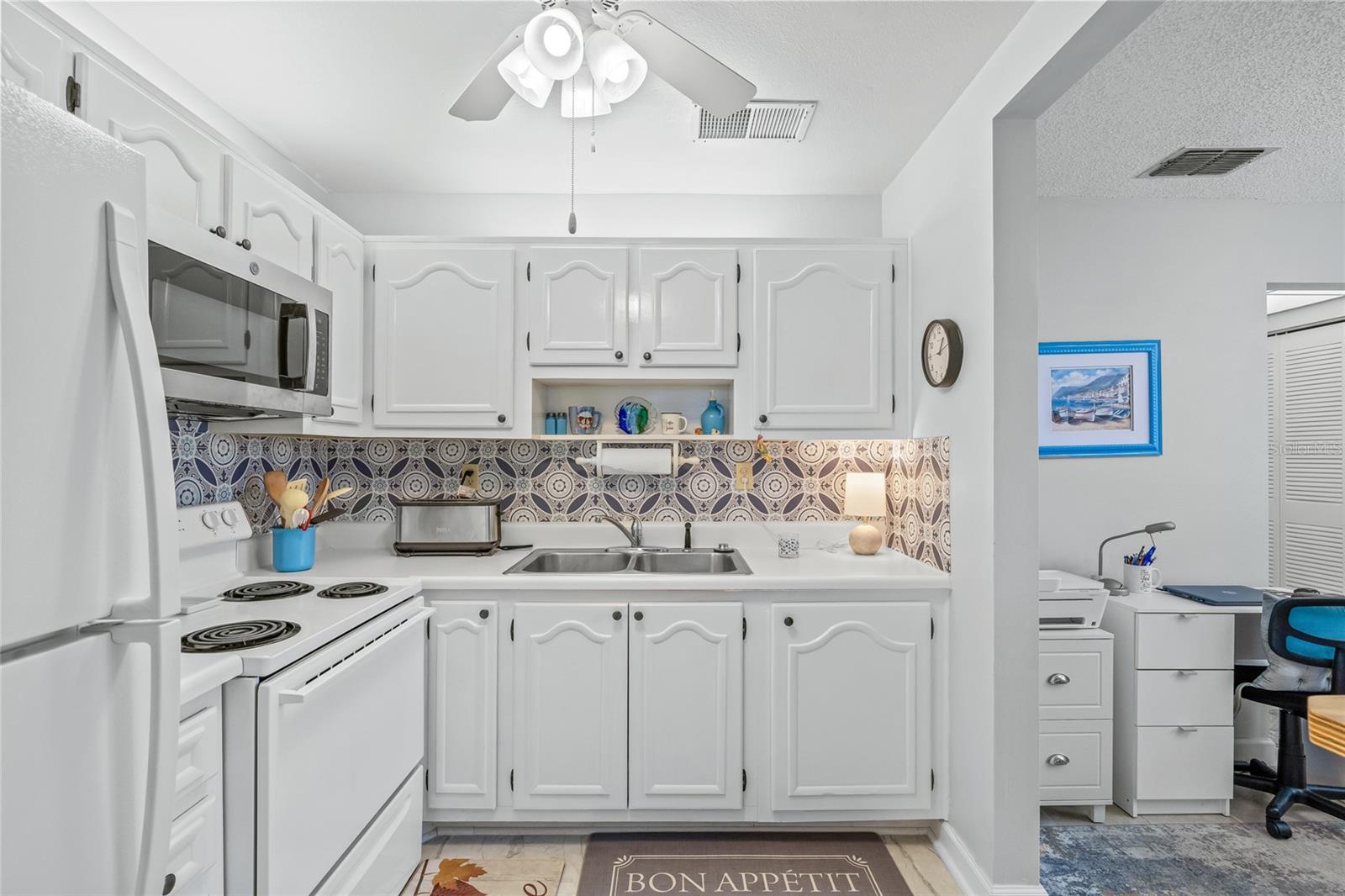 Listing photo id 11 for 11923 Boynton Lane B