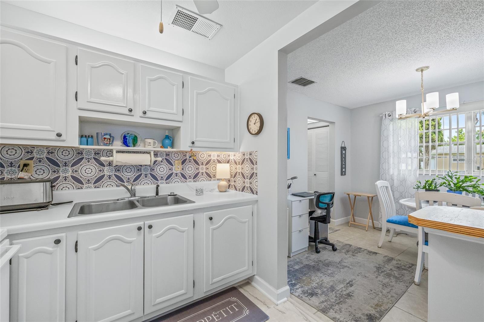 Listing photo id 12 for 11923 Boynton Lane B