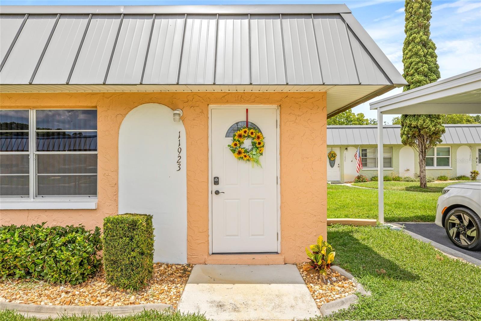 Listing photo id 1 for 11923 Boynton Lane B