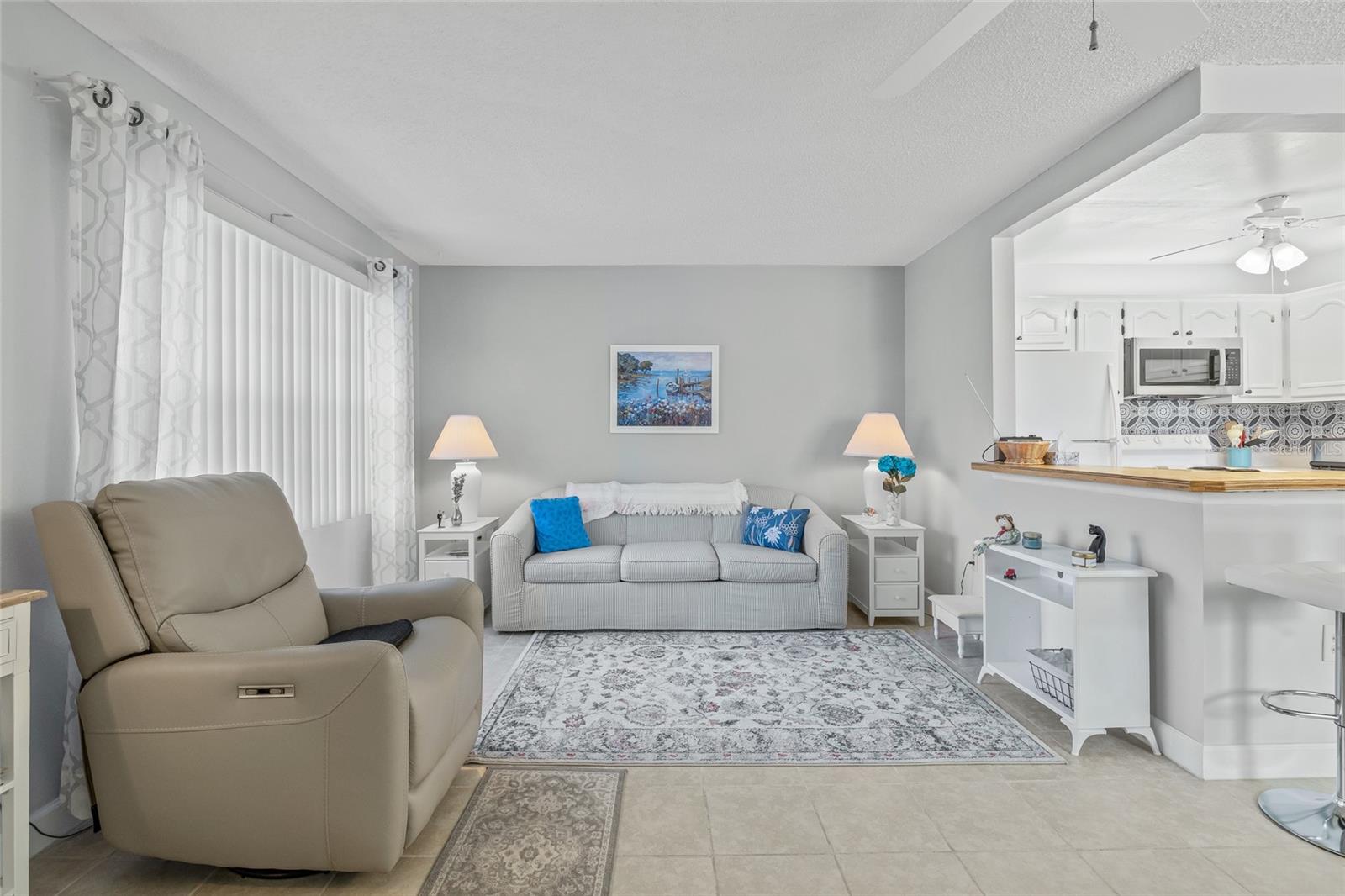 Listing photo id 3 for 11923 Boynton Lane B