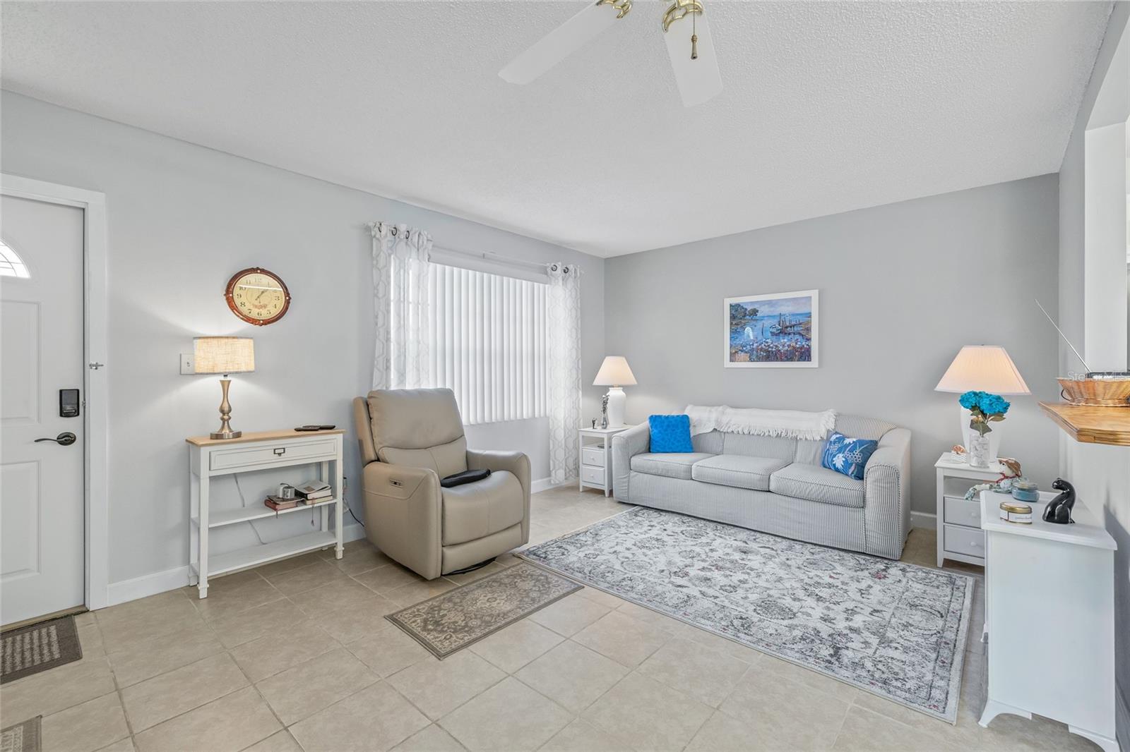Listing photo id 4 for 11923 Boynton Lane B