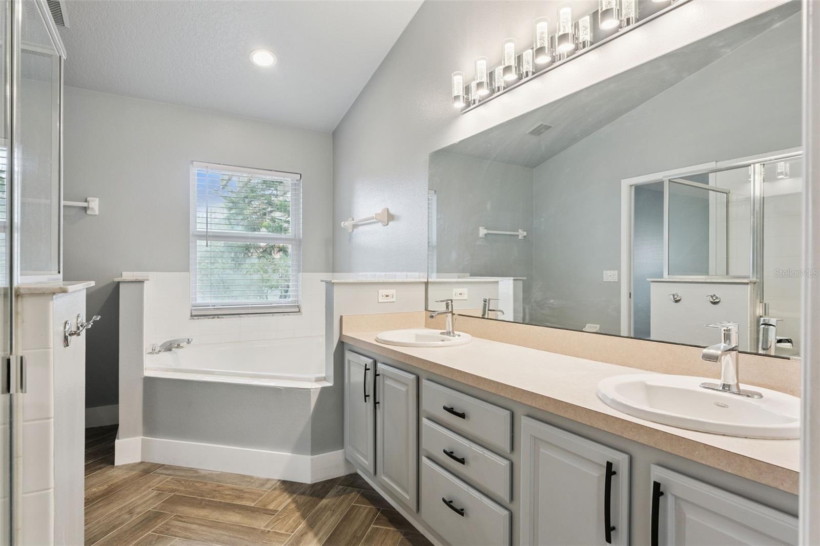 Image 24 of 49 For 655 Eagle Pointe S