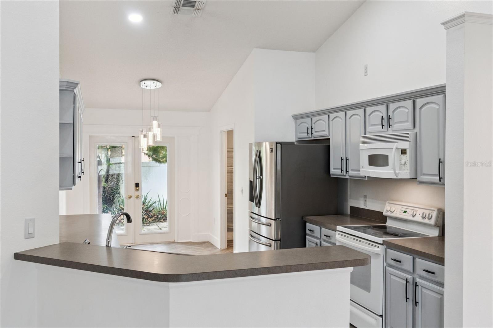 Image 7 of 49 For 655 Eagle Pointe S