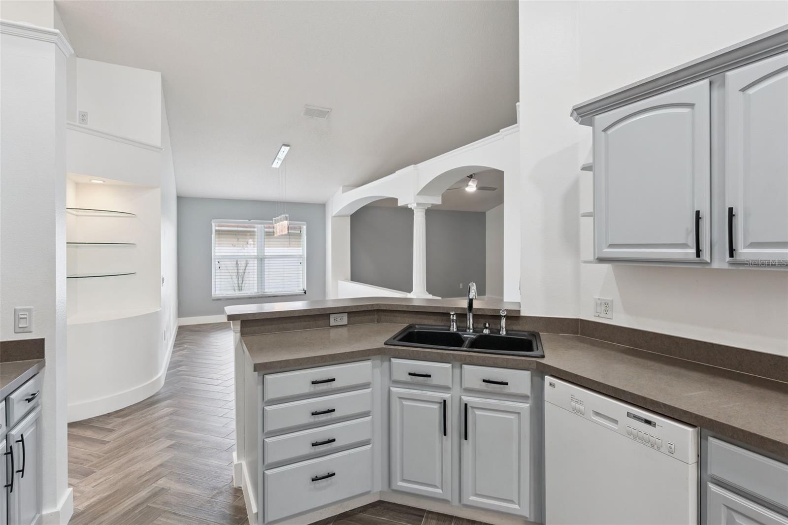 Image 8 of 49 For 655 Eagle Pointe S