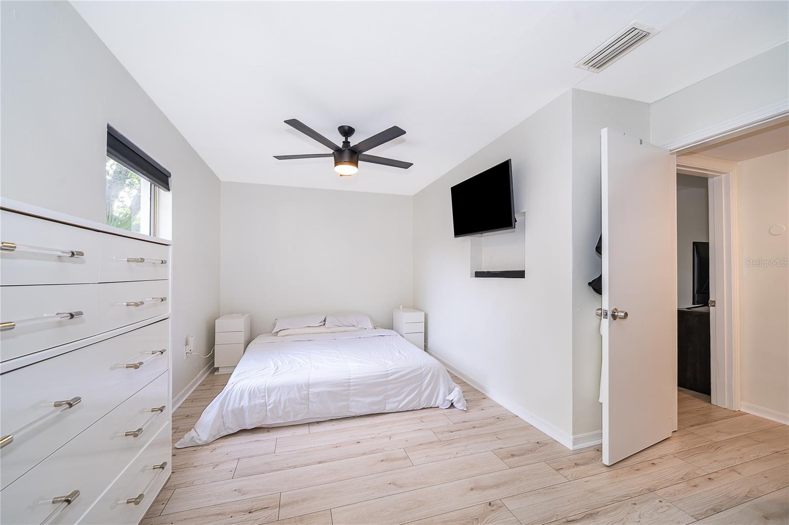 Image 20 of 26 For 917 Romano Avenue