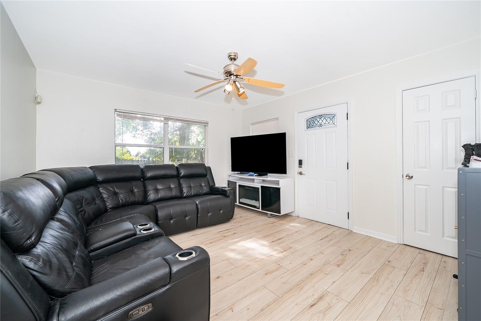 Image 5 of 26 For 917 Romano Avenue