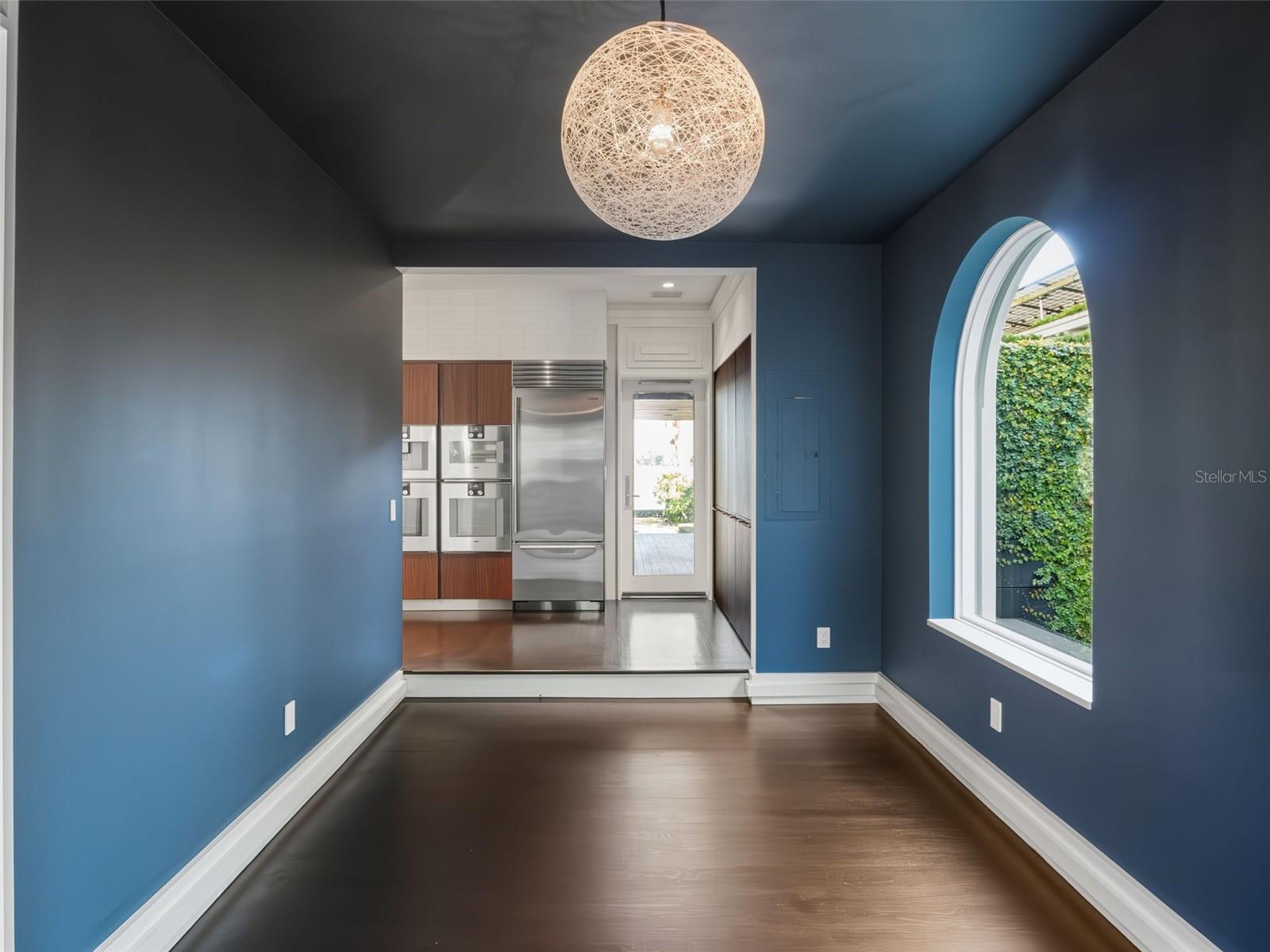 Image 10 of 53 For 1336 College Point