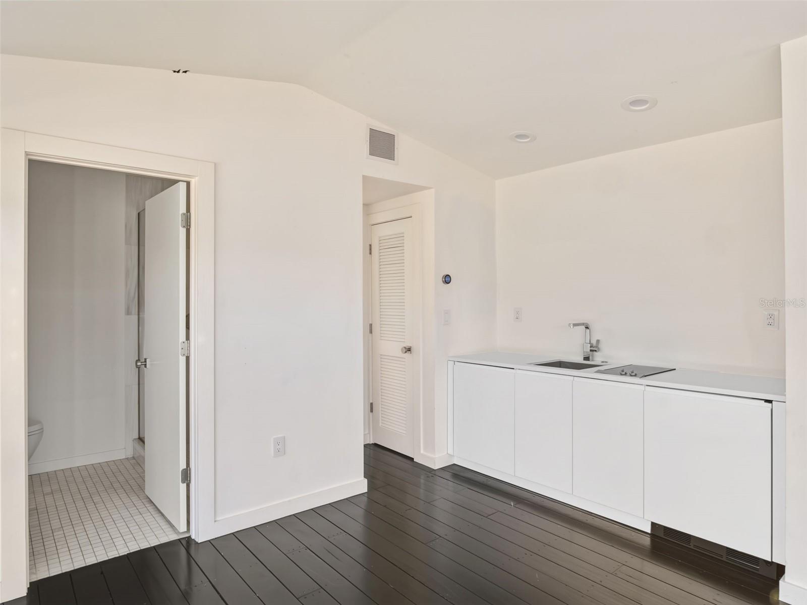 Image 41 of 53 For 1336 College Point