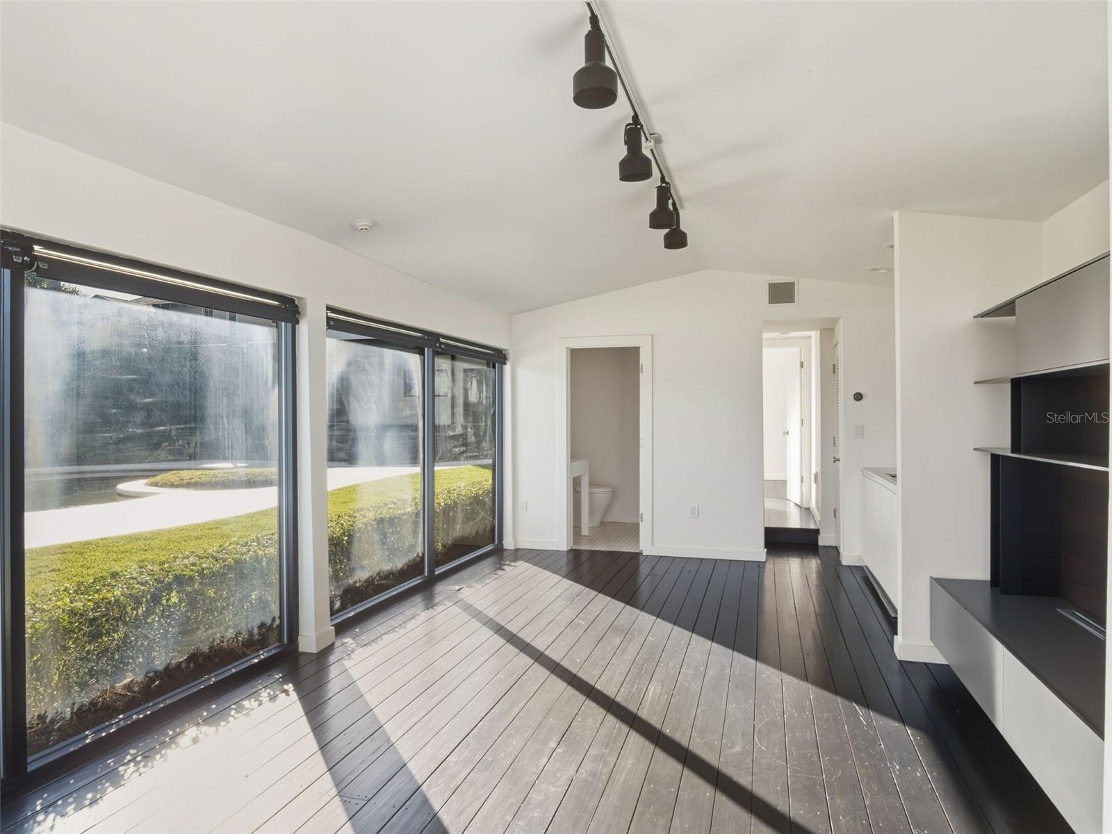 Image 43 of 53 For 1336 College Point