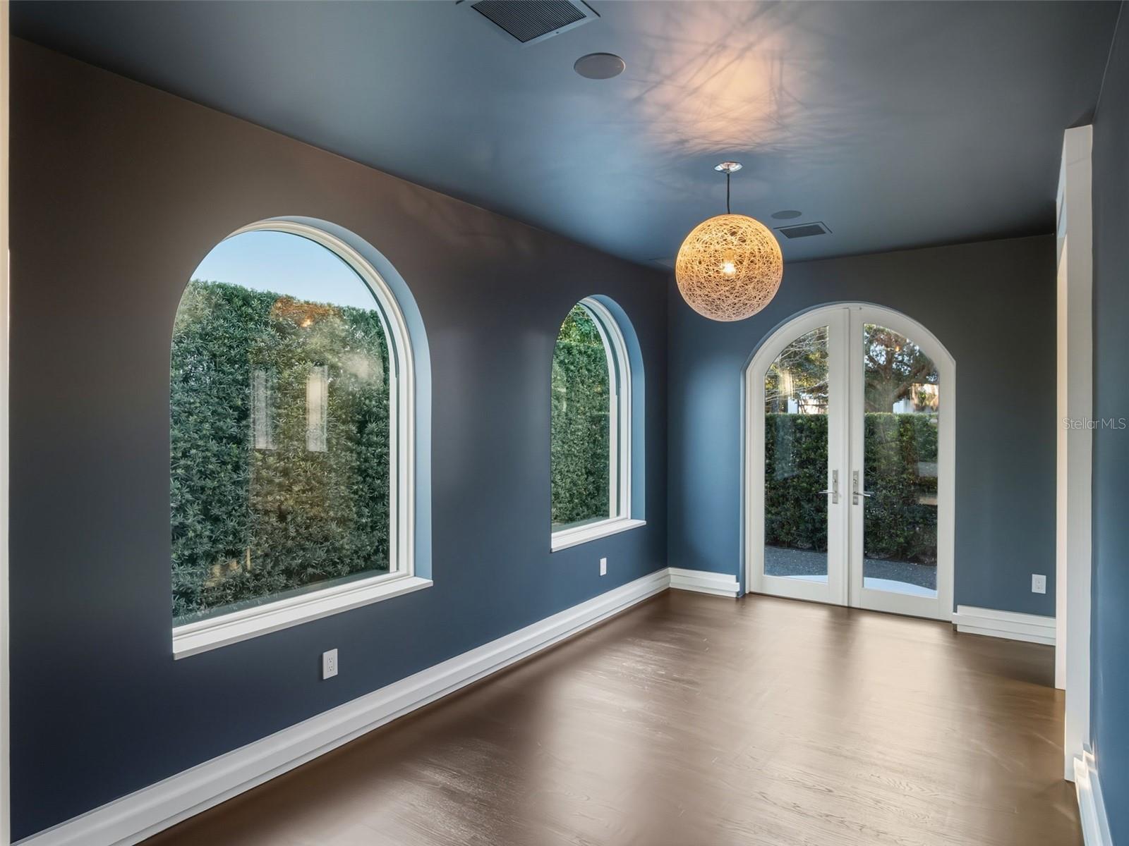 Image 9 of 53 For 1336 College Point