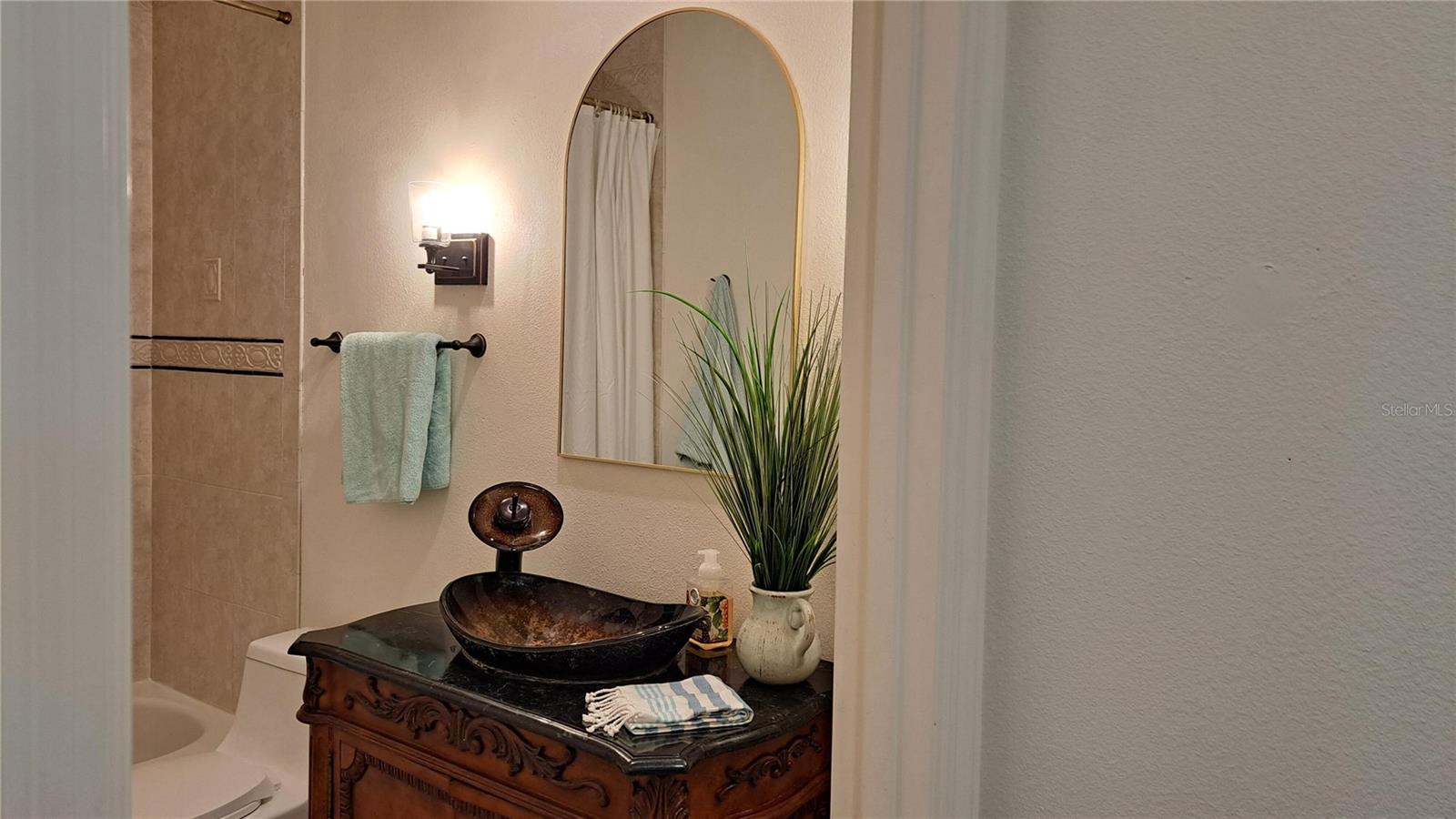 Image 19 of 21 For 2377 Burton Lane