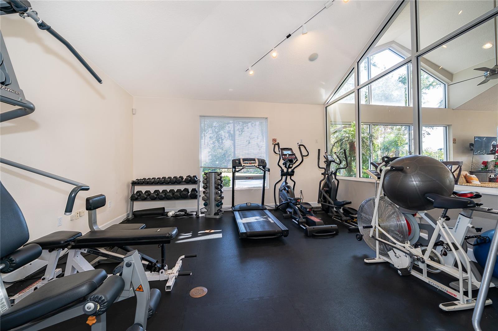 Image 27 of 36 For 4177 Orange Blossom Trail 510