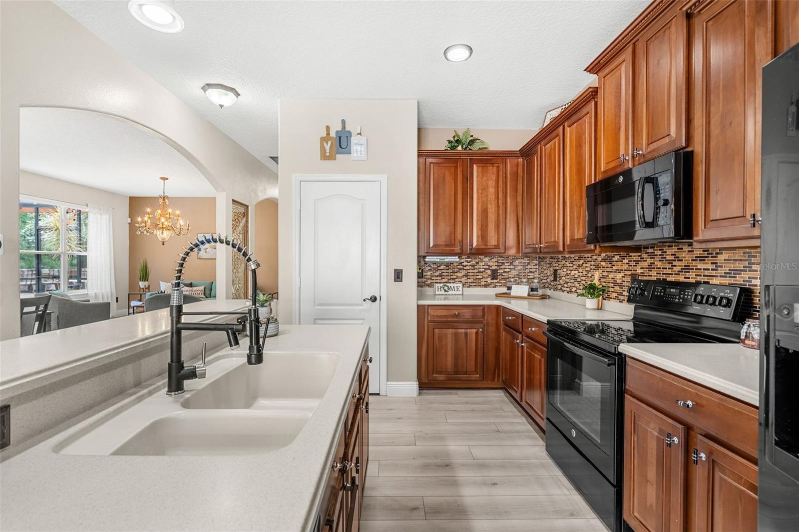 Image 14 of 79 For 555 Carey Way