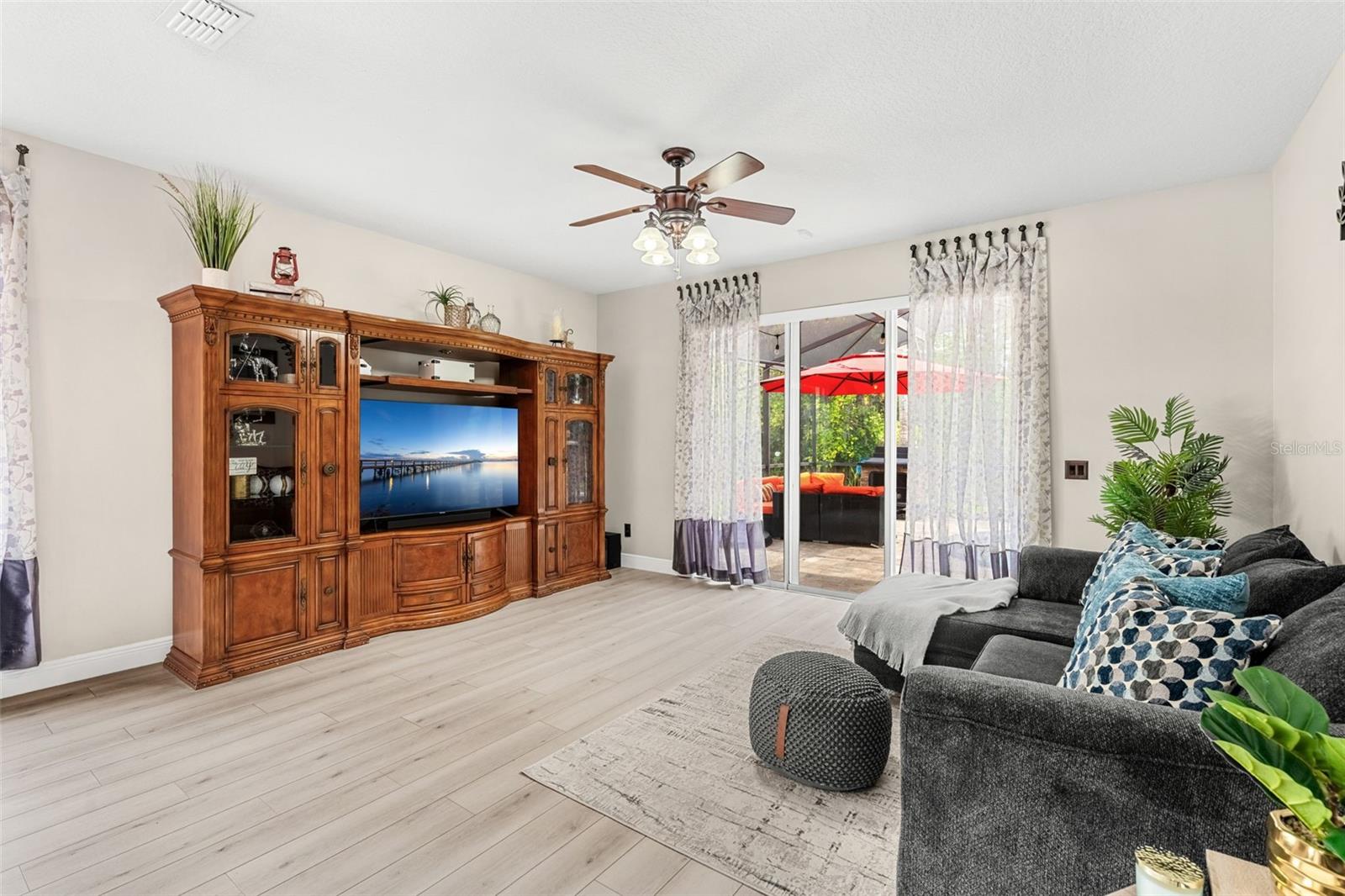 Image 15 of 79 For 555 Carey Way