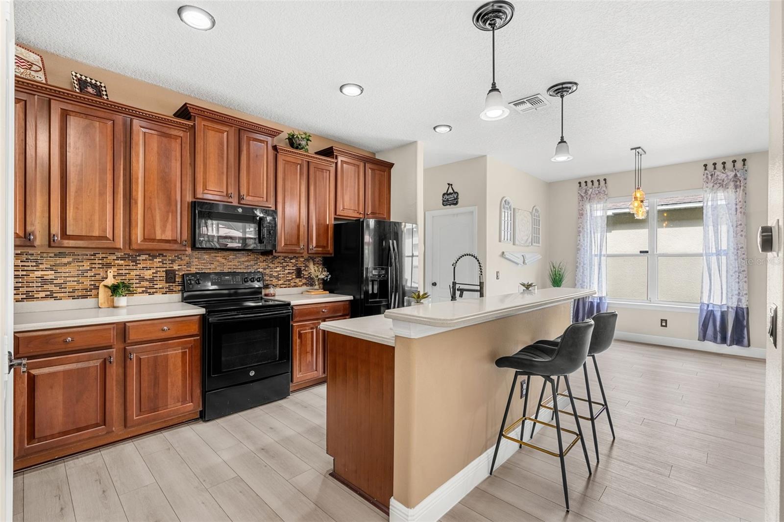 Image 2 of 79 For 555 Carey Way