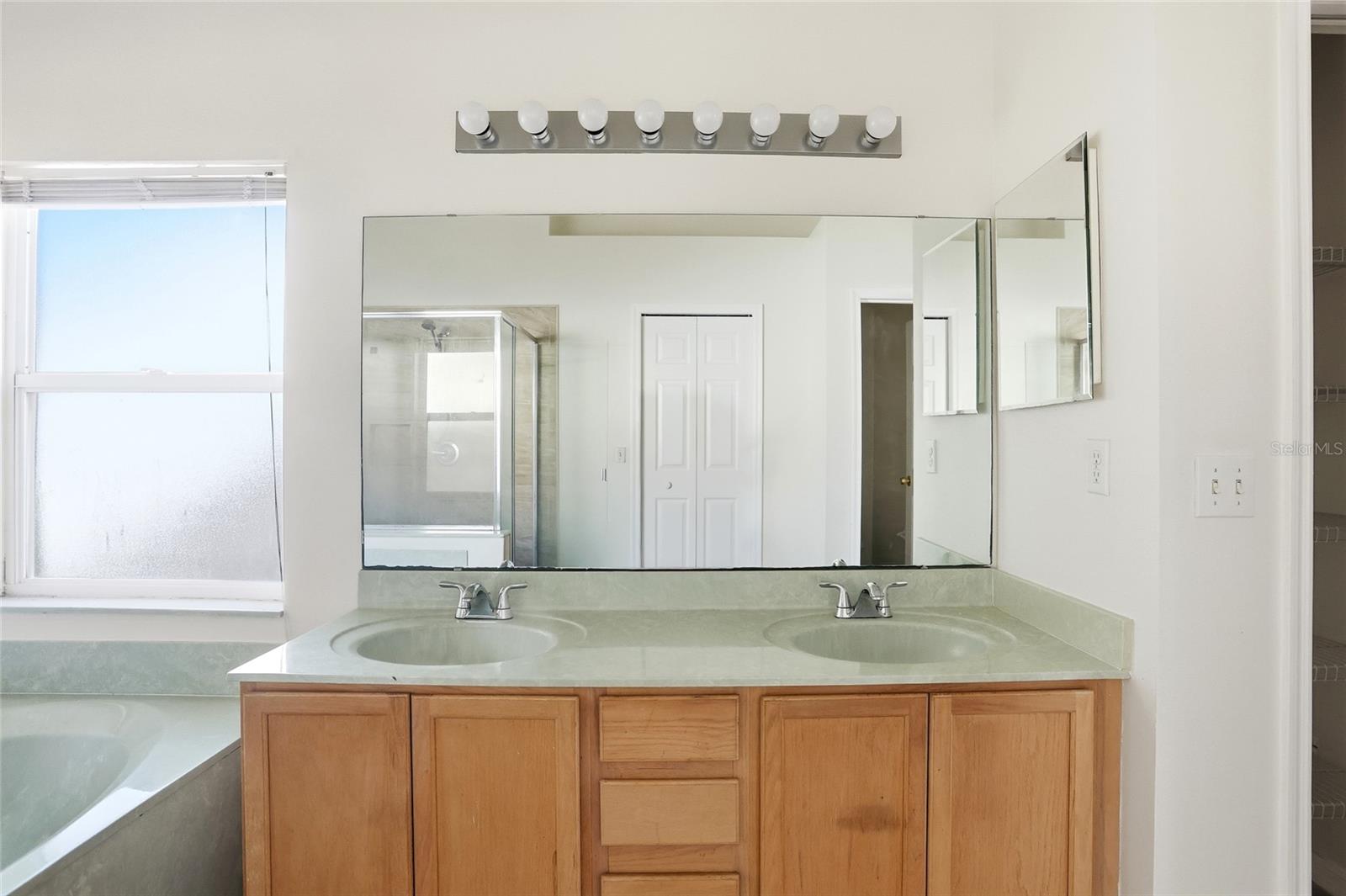 Image 20 of 48 For 206 Rochester Loop