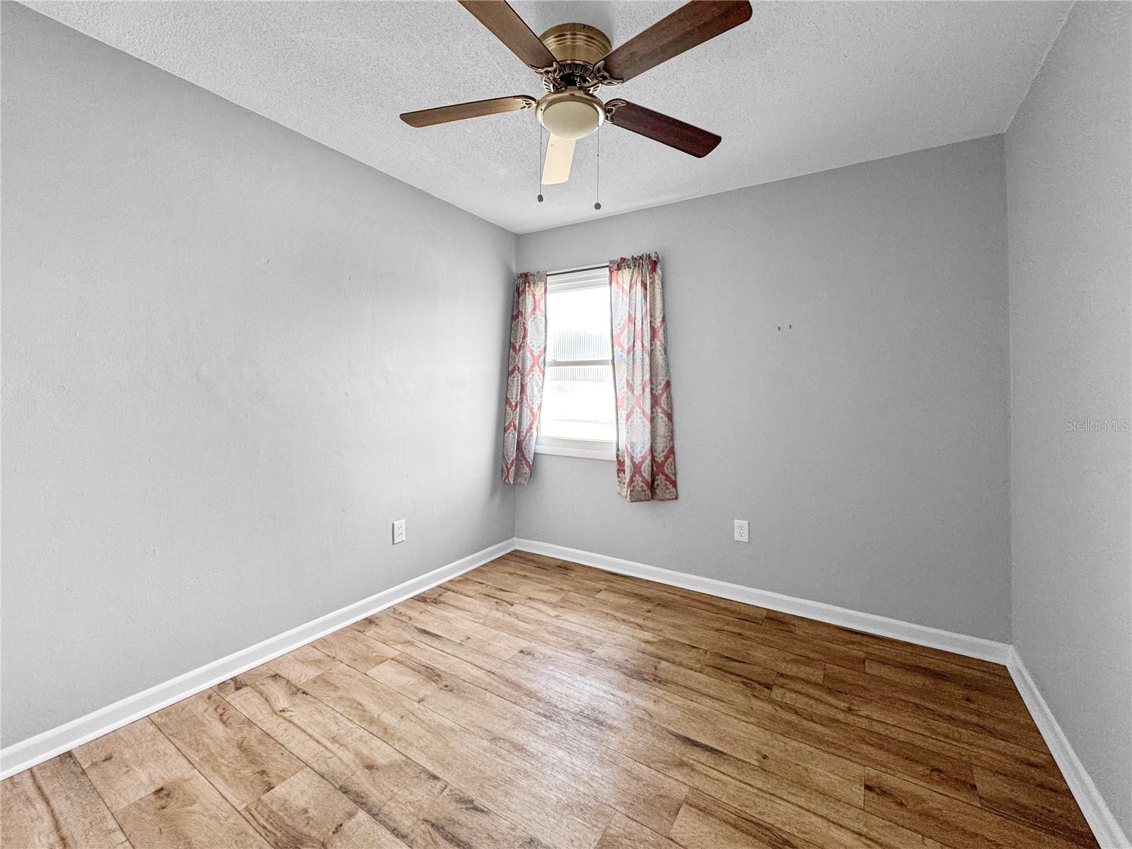 Image 17 of 26 For 1003 County Road 17a W