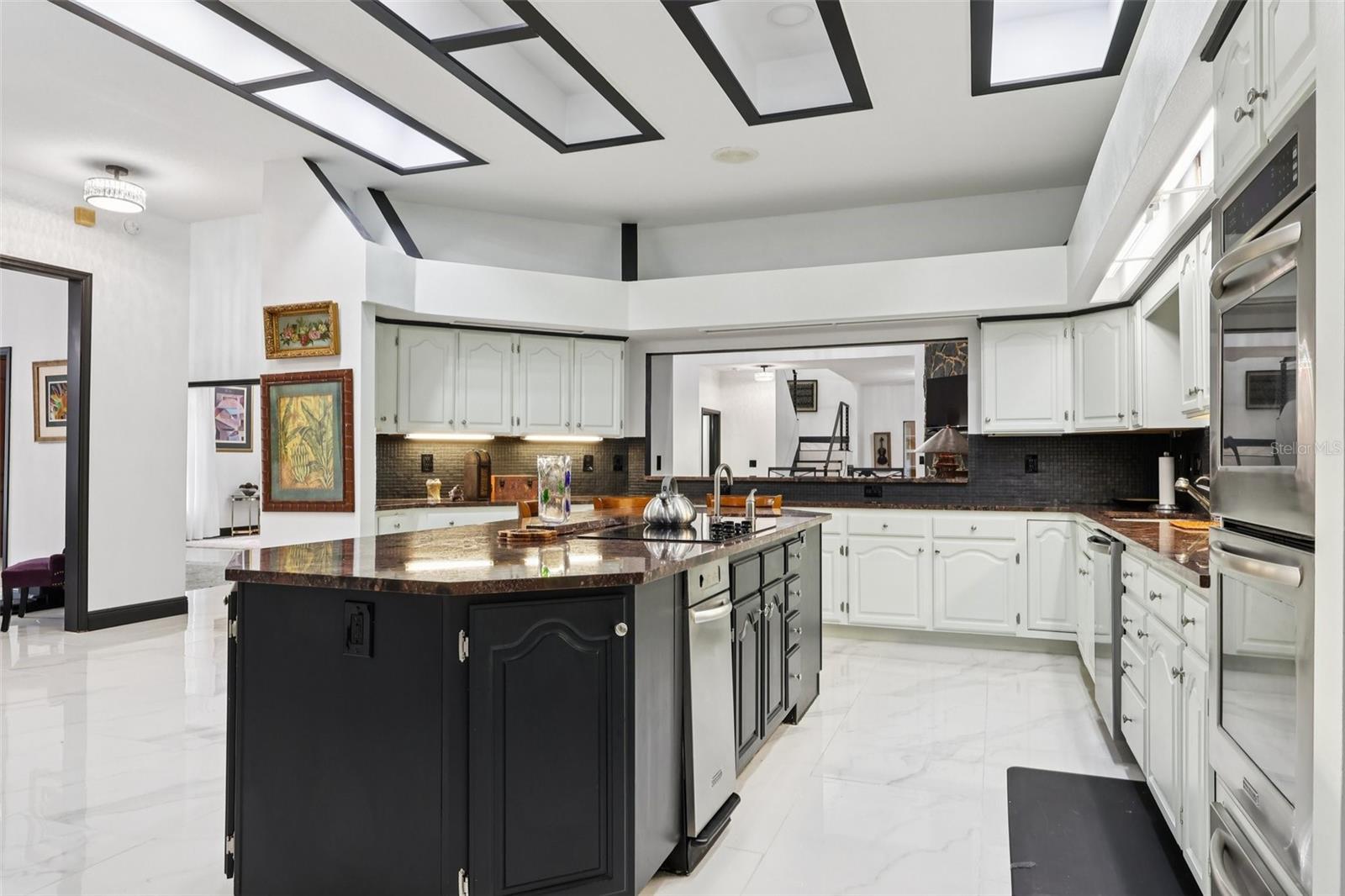 Image 10 of 68 For 16400 Lakeshore Drive