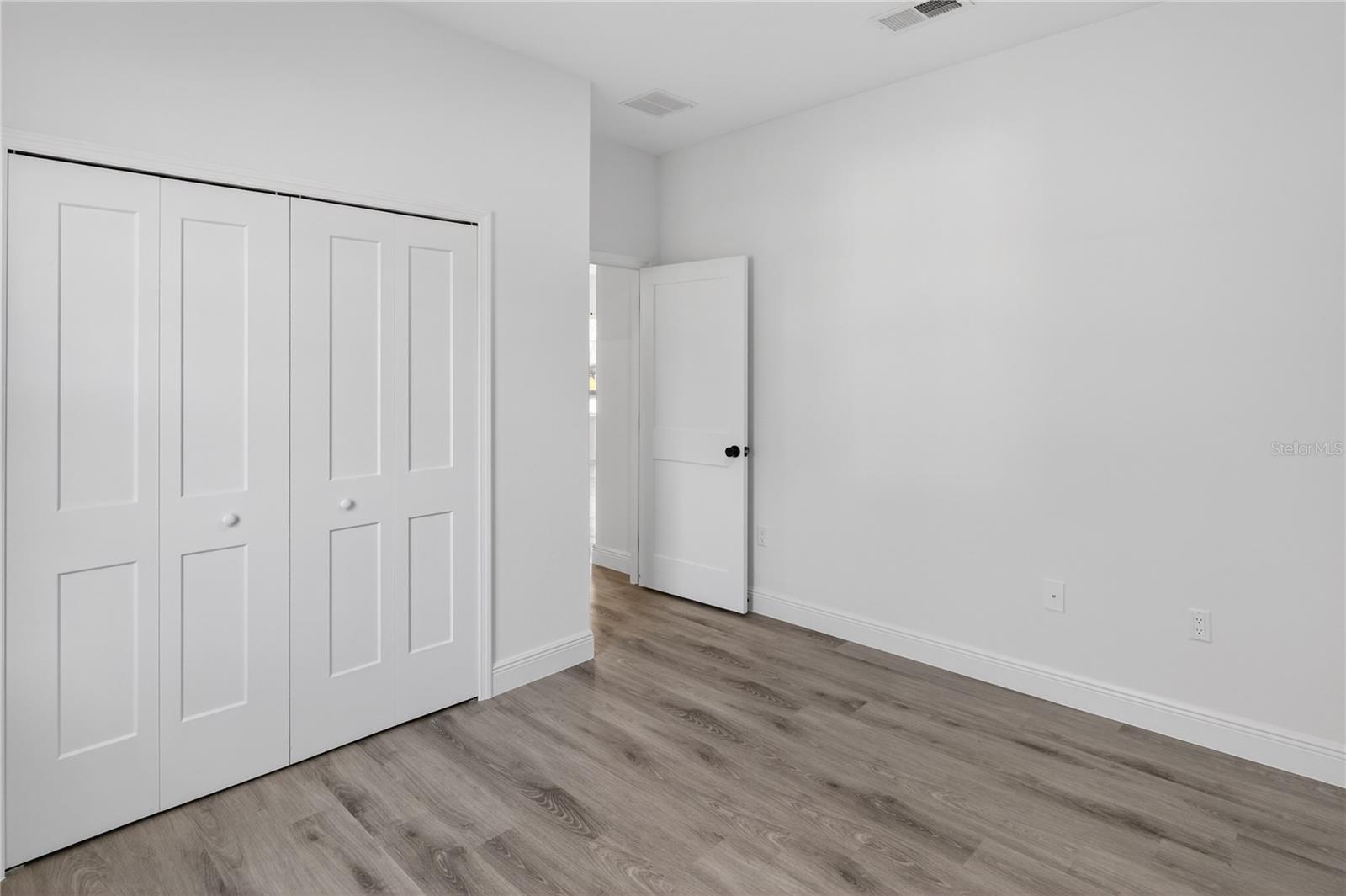 Listing photo id 9 for 3272 Fairbank Drive