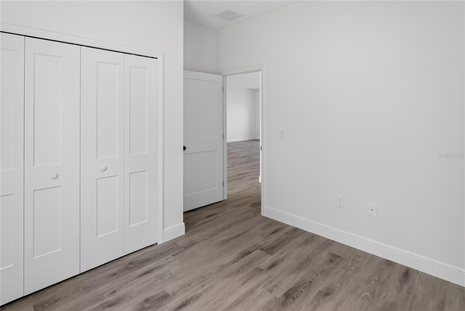 Listing photo id 12 for 3272 Fairbank Drive