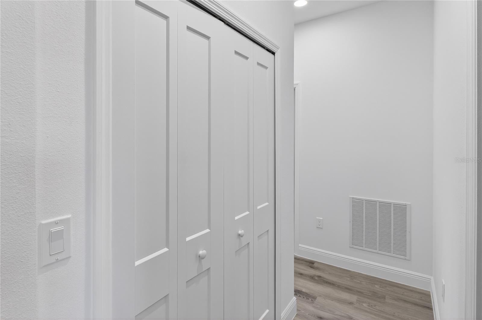 Listing photo id 13 for 3272 Fairbank Drive